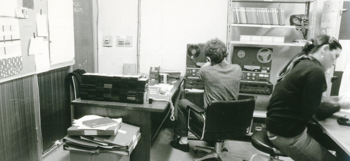 Personal   de la UNED en las salas de edición del CEMAV (1984)